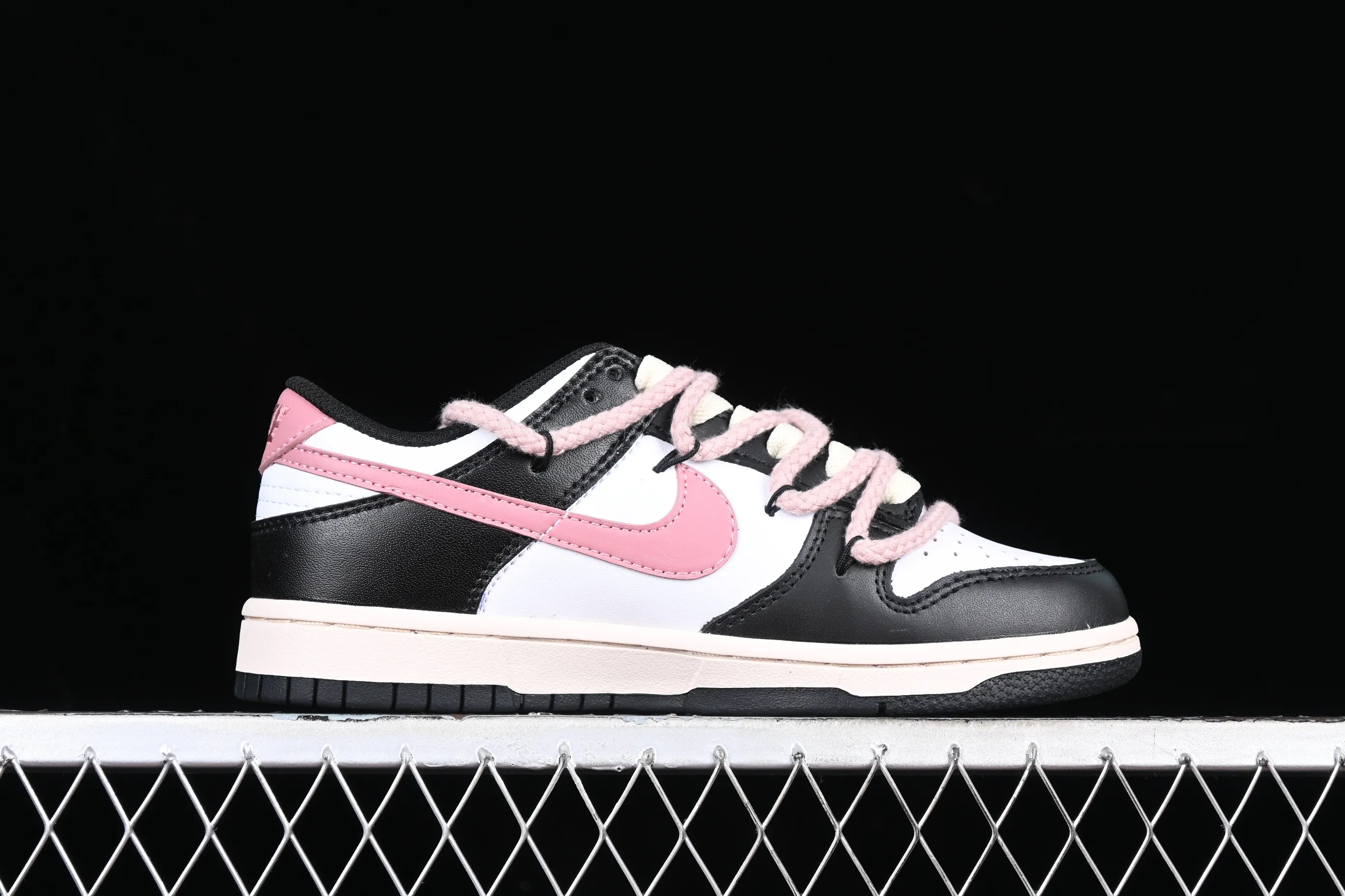 All Categories Nk SB Dunk Series Nk SB Dunk Low Low-top sneakers Nk Dunk Low Black Rose Thoughts Cloth patch Rope shoelaces Girls Sweet cool style SB strap low-top casual sneakers CW1590-100